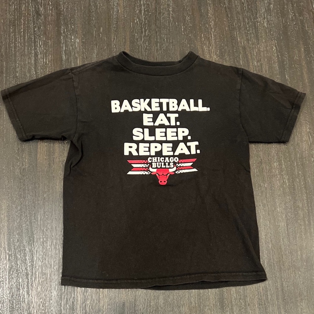 Delta Pro Weight Black NBA Chicago Bulls Youth Tee 5/6